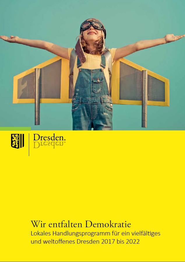 KI generiert: Das Bild zeigt ein Kind in einem Pilotenkostüm mit ausgebreiteten Armen und selbstgebauten Flügeln vor einem blauen Hintergrund. Darunter sind Informationen über ein demokratisches Handlungsprogramm der Stadt Dresden zu sehen.